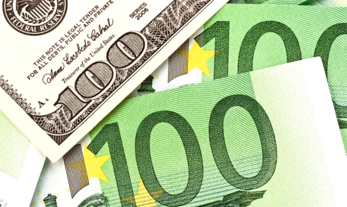 Офіційний курс євро досяг нового історичного максимуму, а долар опустився нижче 43 гривень.