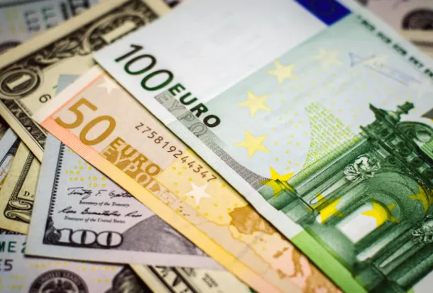 Долар та євро подешевшали на міжбанку в п'ятницю: курс валют.