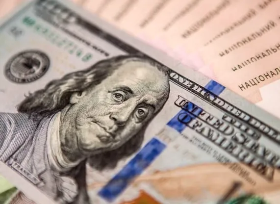 Інвестори цінують Apple, але стурбовані доларом