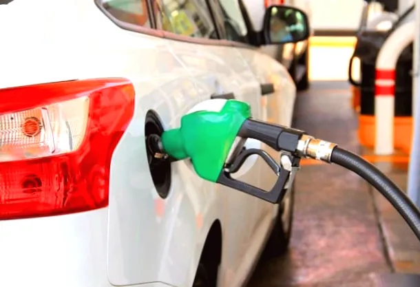 Пояснення експерта: чому підвищуються ціни на пальне, коли нафта дешевша