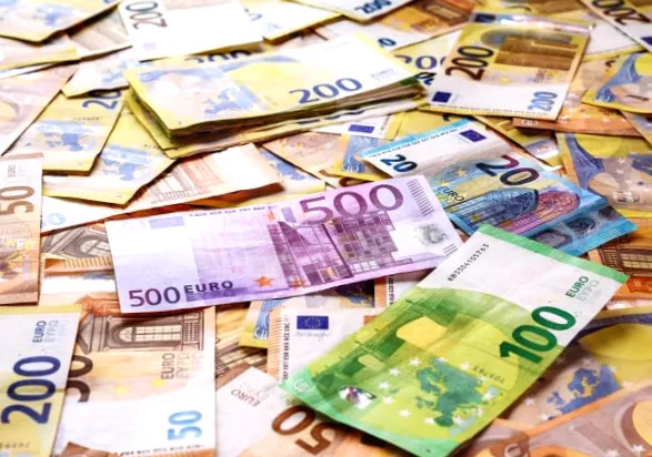 Євро подешевшало на 10 копійок у банках в п'ятницю