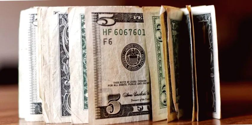 НБУ витратив понад $5,7 млрд на підтримку гривні за перший рік, припинивши купівлю валюти.