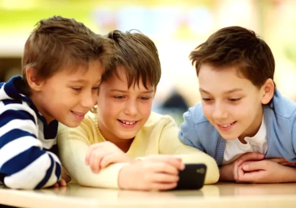 Дітям до 16 років у Іспанії заборонять користуватися соцмережами