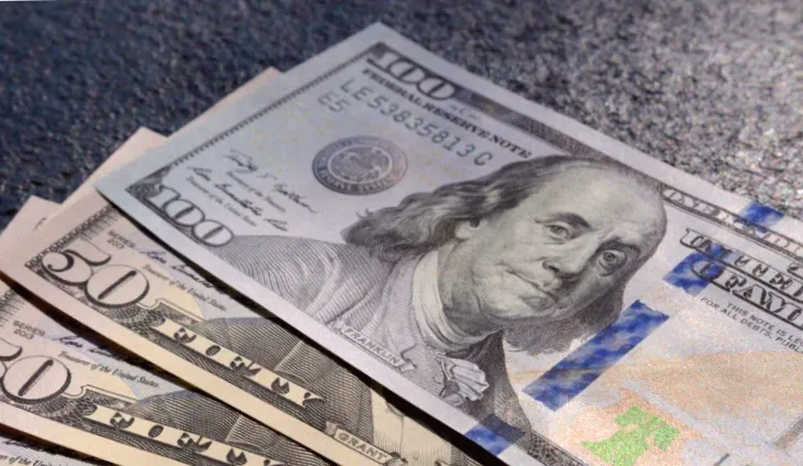 Курс валют у п'ятницю: як змінилися ціни у обмінниках, банках та на міжбанку