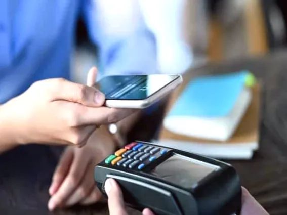 Кожна третя банківська картка українців стала цифровою: пластик відмовляються все більше