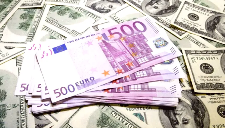 Курс долара та євро падає в банках у понеділок