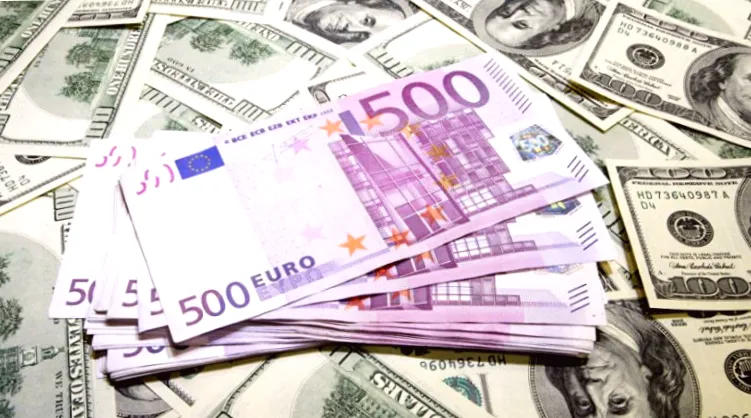 Дешевшають долар та євро в банках у понеділок