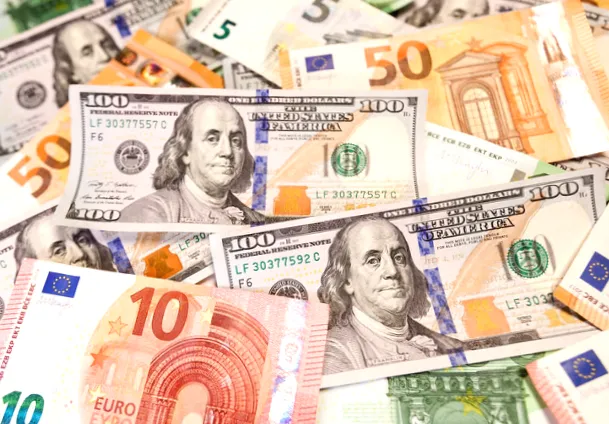 Долар та євро подешевшали в банках у п'ятницю
