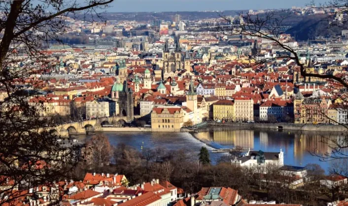 Як довго потрібно працювати українцю для купівлі квартири в Чехії