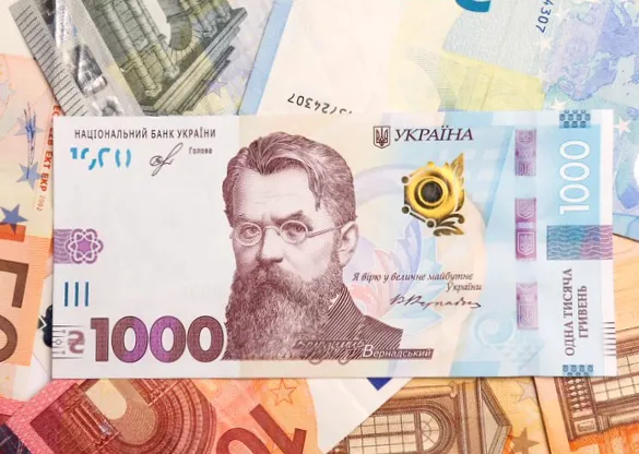 Курси долара та євро впали після досягнення історичних висот.