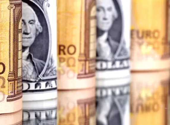 На міжбанку курс євро зрос, а долар трохи втратив позиції