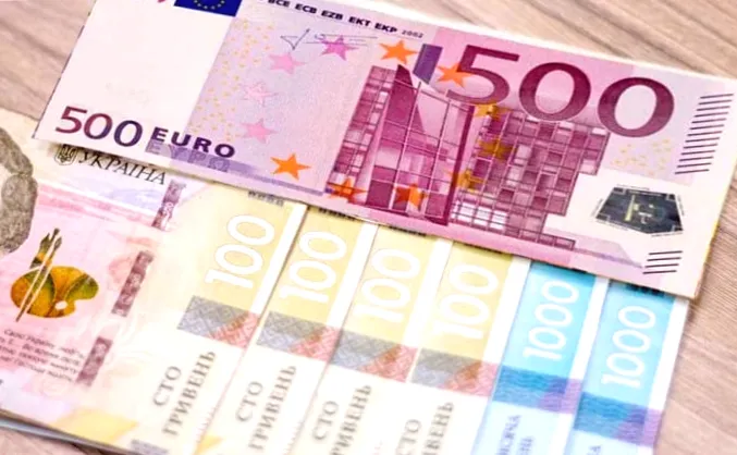 НБУ встановив курси гривні до долара та євро: які змінились