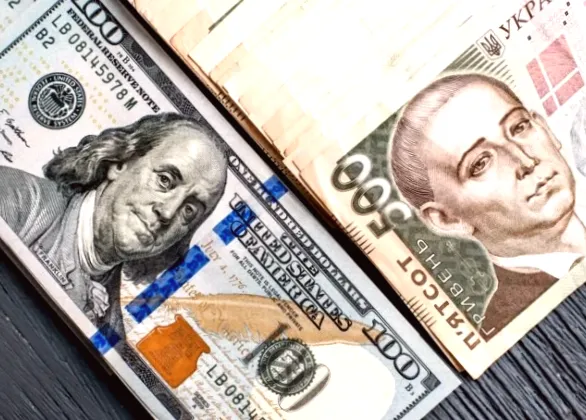 НБУ знизив курс гривні на сім копійок: що це означає?