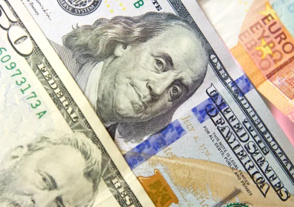 Курс долара знизився на міжбанку, євро подорожчало.