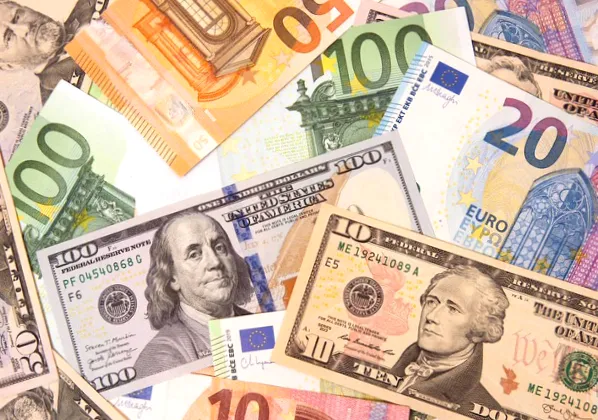 Курс валют у середу: долар та євро втратили у ціні до банках