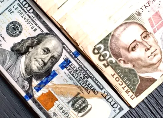 Офіційний курс гривні знизився на сім копійок: дії НБУ