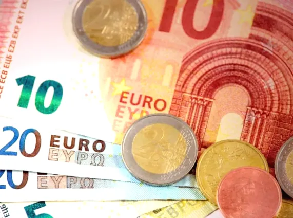 Франція відкриває дискусію про посилення курсу євро на саміті ЄС