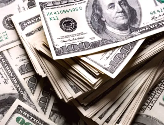 Долар впав через "політичний кошмар" у США: найгірший тиждень за півроку