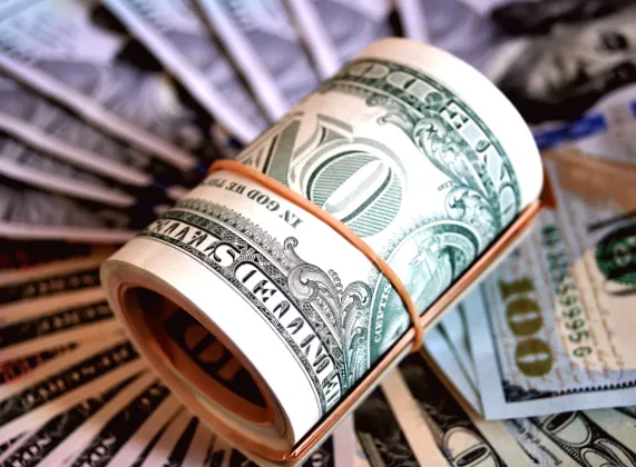 Долар впав до мінімуму за чотири роки через зростання ризиків у США