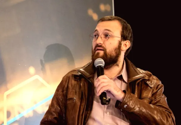 Засновник Cardano вимагає відставки криптоцаря Трампа через невдачу у сфері.