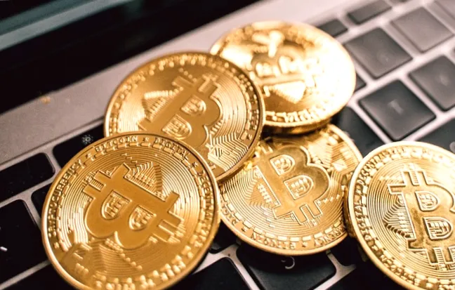 Ціна криптовалют продовжує падати: біткоїн опустився до $70 000, Ethereum — до $2 000