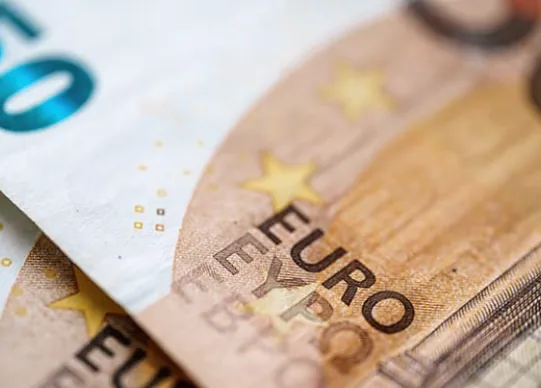 ЄС встановлює обмеження на великі готівкові платежі.