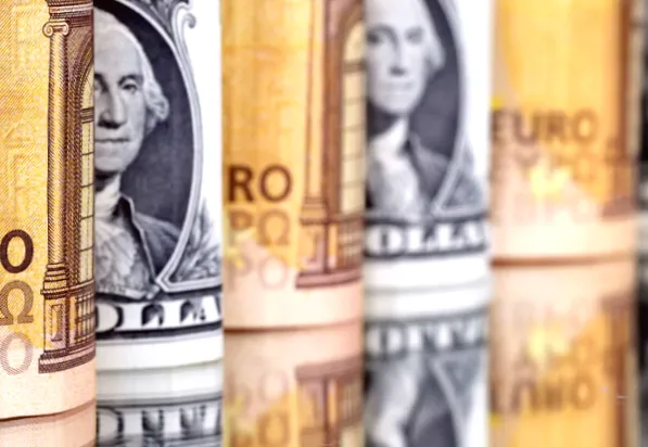На міжбанку євро піднялося, долар слабшає