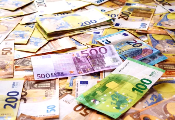 Євро подешевшало на 10 копійок у п'ятницю - курс валют в банках.