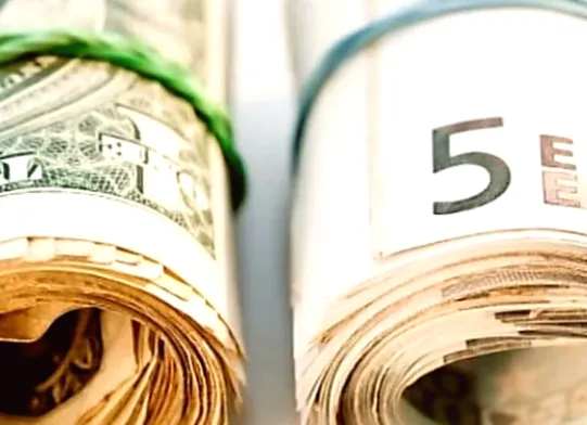 Євро обігнав долар: курс на нових піках за минулий рік