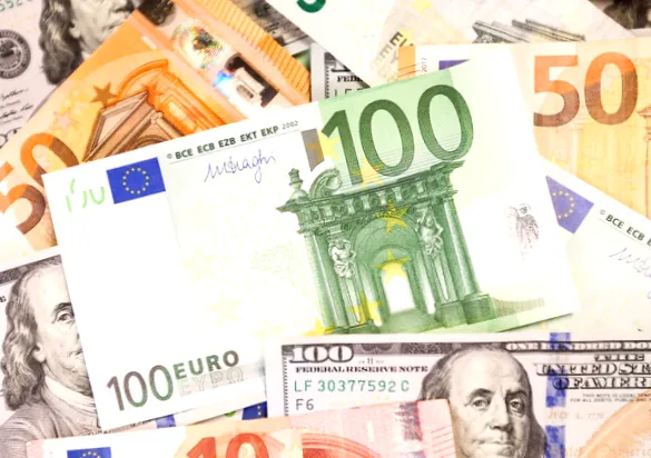 НБУ понизил курс доллара и повысил курс евро.