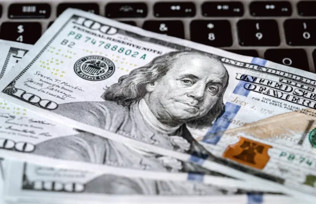Долар встановив новий рекорд: курси валют на понеділок