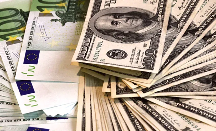 По курсу валют: доллар у банках упал на три копейки, евро поднялось на 2 копейки.