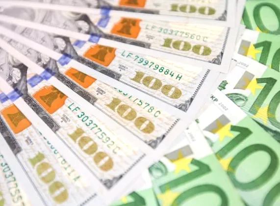 Долар і євро стрімко втратили вартість на міжбанку