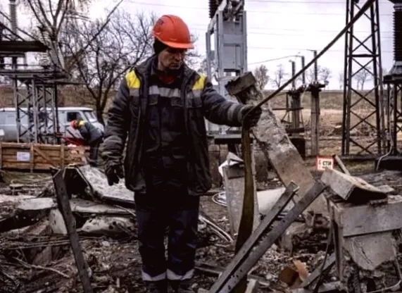 Енергетикам, які постраждали від атак, нададуть по 20 тисяч гривень допомоги