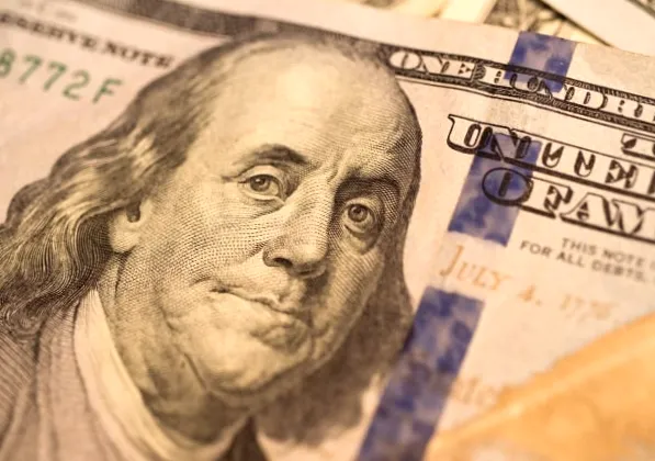 Трамп дозволяє продаж долара: його падіння триває
