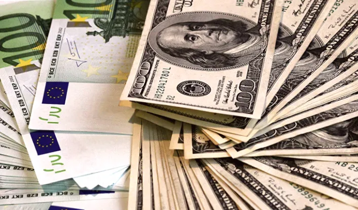 Вівторковий курс валют: євро в банках зріс на 15 копійок, долар падає.