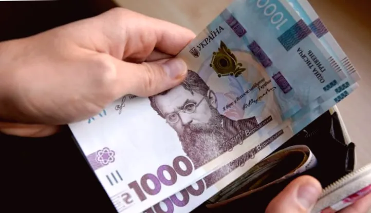 Парадокс зарплат: Держстат виявив зростання, а податкова — спад доходів на 23%