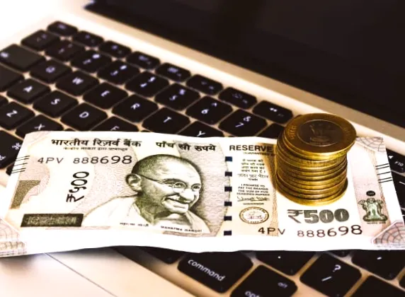 Індійська рупія падає через торгові війни США: капітал рятується від втрат