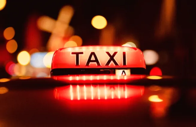 Таксі у Києві буде працювати цілодобово під час комендантської години: Bolt та Uklon підтвердили.