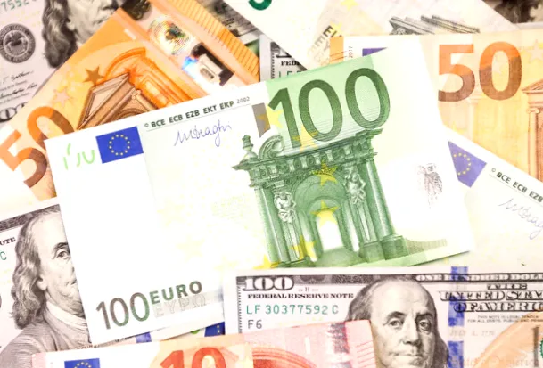 Курс долара знизився на міжбанку, євро подорожчало