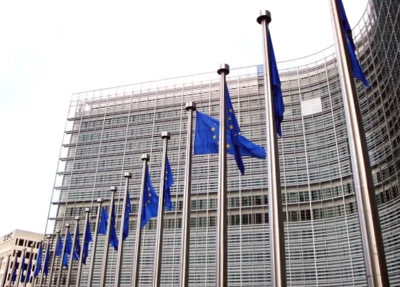 Європарламент заборонив ШІ-інструменти на робочих пристроях через кібербезпеку.