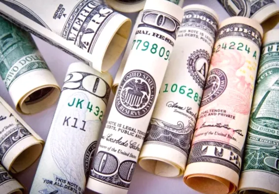 Курс долара та євро в банках подешевшав у четвер