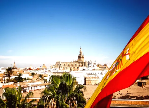 Поїздка в Іспанію стане легшою: нові міграційні правила.