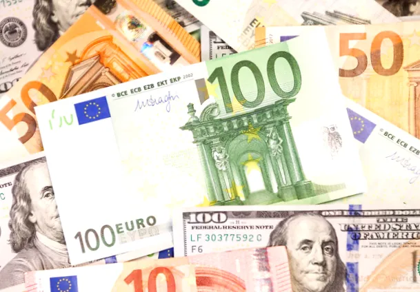 Курс долара та євро знизився на міжбанку