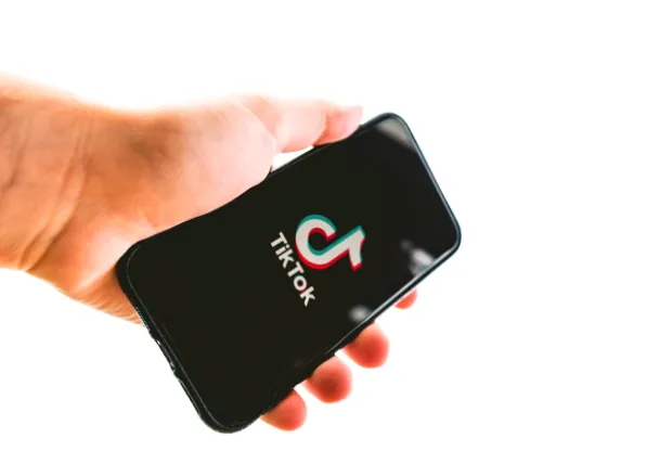 ЄС вимагає від TikTok відмовитися від "нескінченної стрічки" через шкідливий інтерфейс.