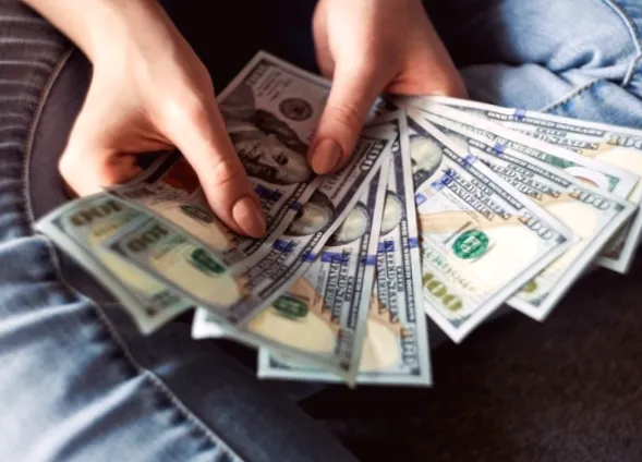 В січні обсяг приватних переказів до України скоротився на $1,4 млрд