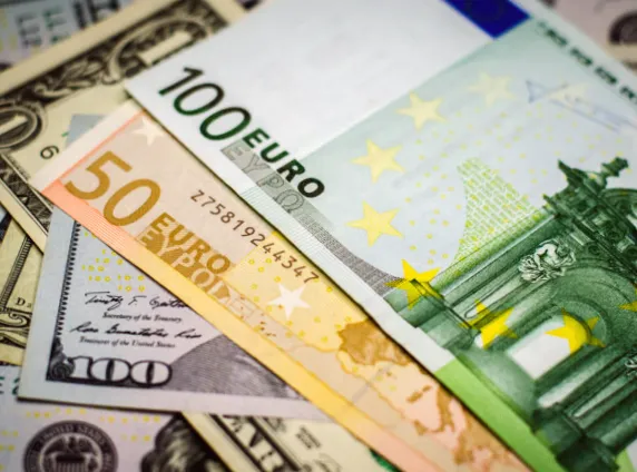 Долар та євро знизились на міжбанку в останній робочий день