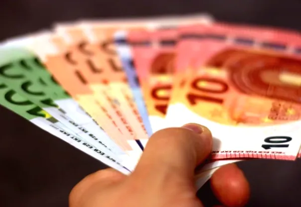 Курс євро в українських банках знижується у п'ятницю