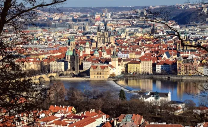 Як довго працювати українцю для купівлі квартири в Чехії