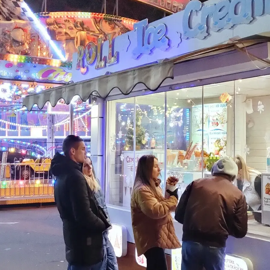 Roll ice cream мороженое и бельгийские , гонконгские вафли